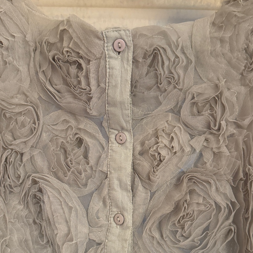 Rose Textured Mesh Shell Blouse - Picture 5 of 7